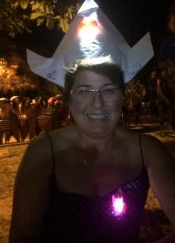 Világító szentjánosbogár kitűző készítése a Pécsi Origami Kör közreműködésével