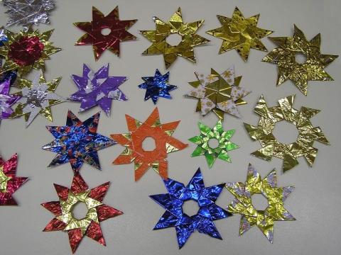 Szaloncukor papírból készült csillagok karácsonyra