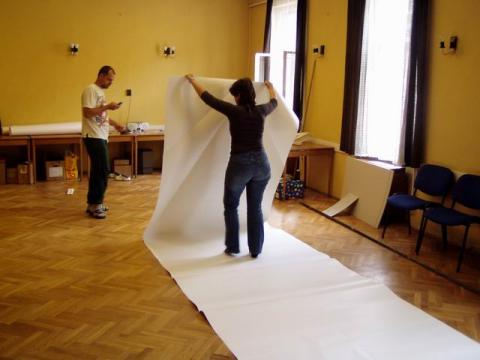 Mérjük ki a megfelelő mennyiségű papírt.