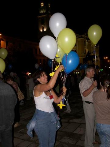 Az esti fő attrakció: 100 lufi a MOK 18. születésnapjára