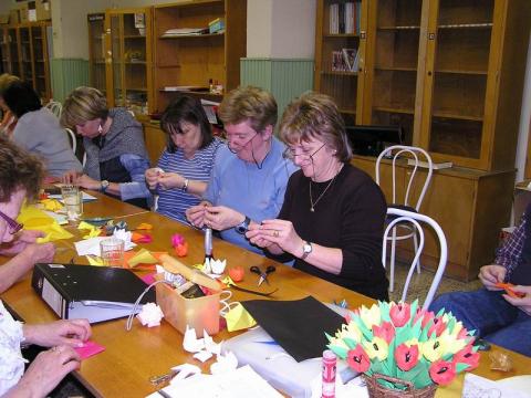 Nagy munkában a paksi origamisok